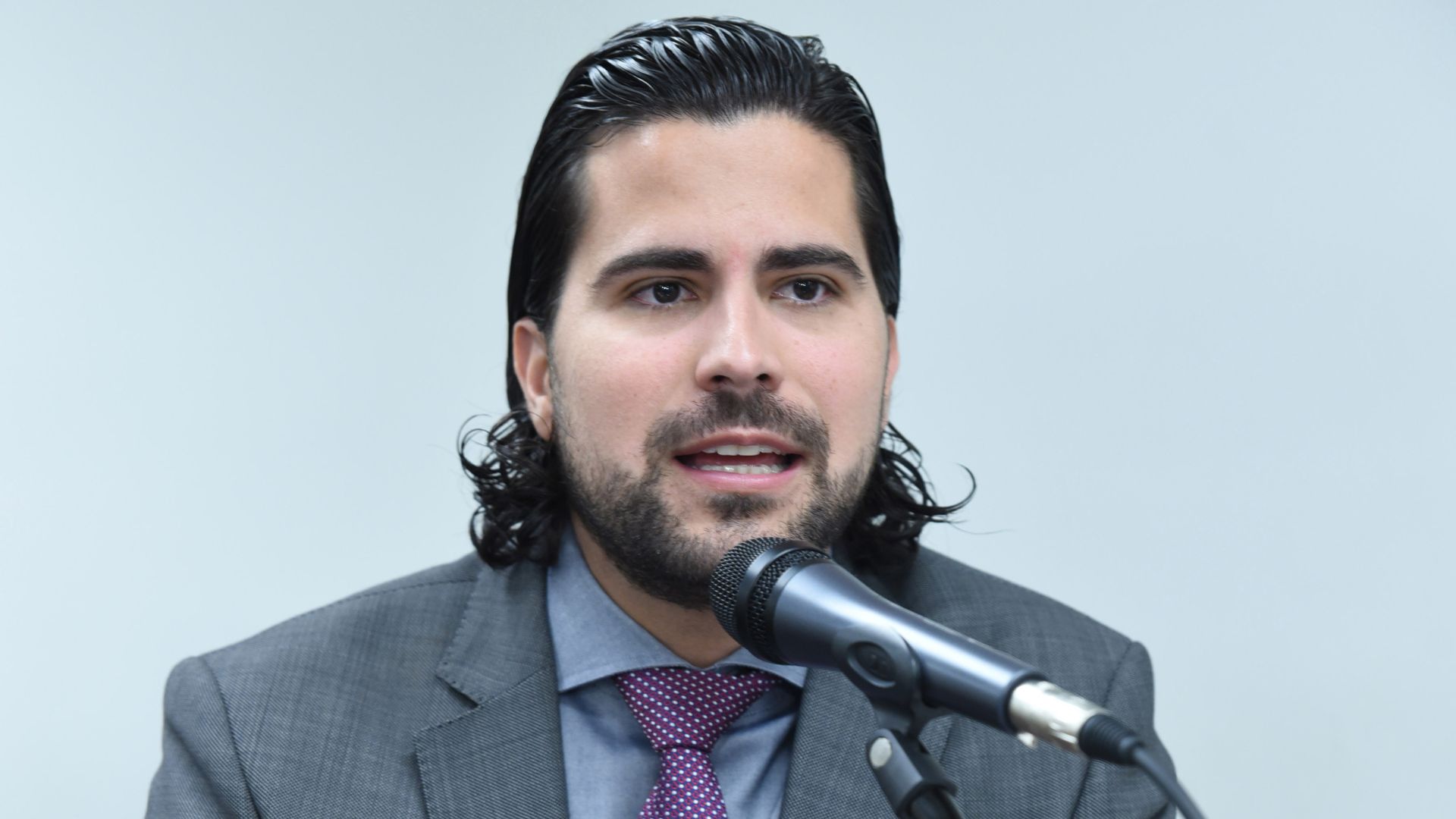Aliado de Zema ‘cria’ o ‘Assembleia Parabeniza’ em sabatinas para fiscalizar governo
