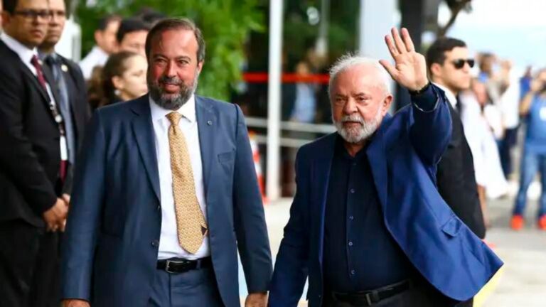 Foto mostra o ministro Alexandre Silveira ao lado de Lula