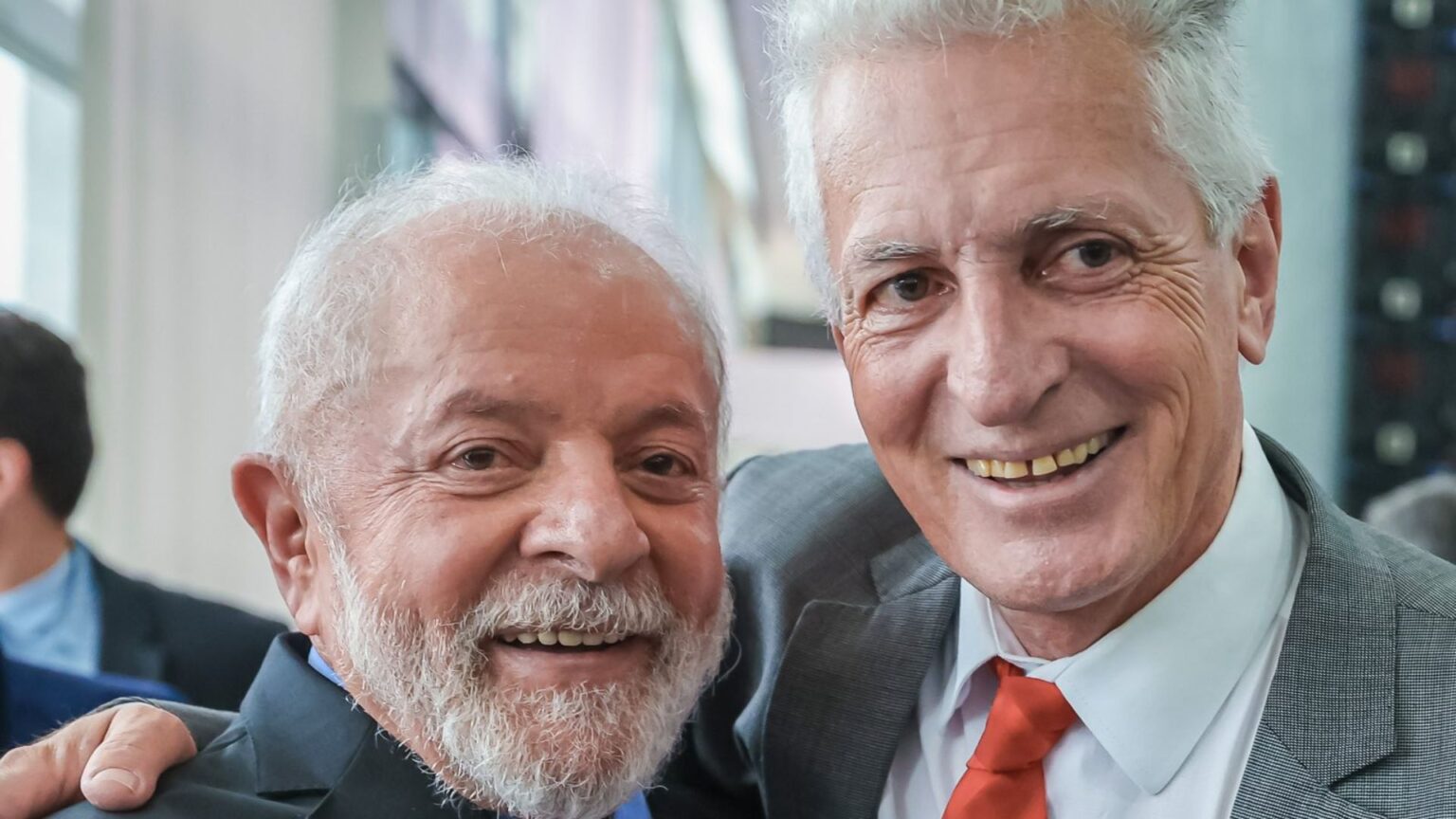 Lado a lado, Lula e Rogério Correia posam para foto