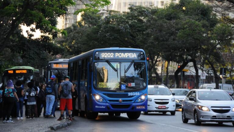 Foto mostra ônibus circulando pela área central de BH