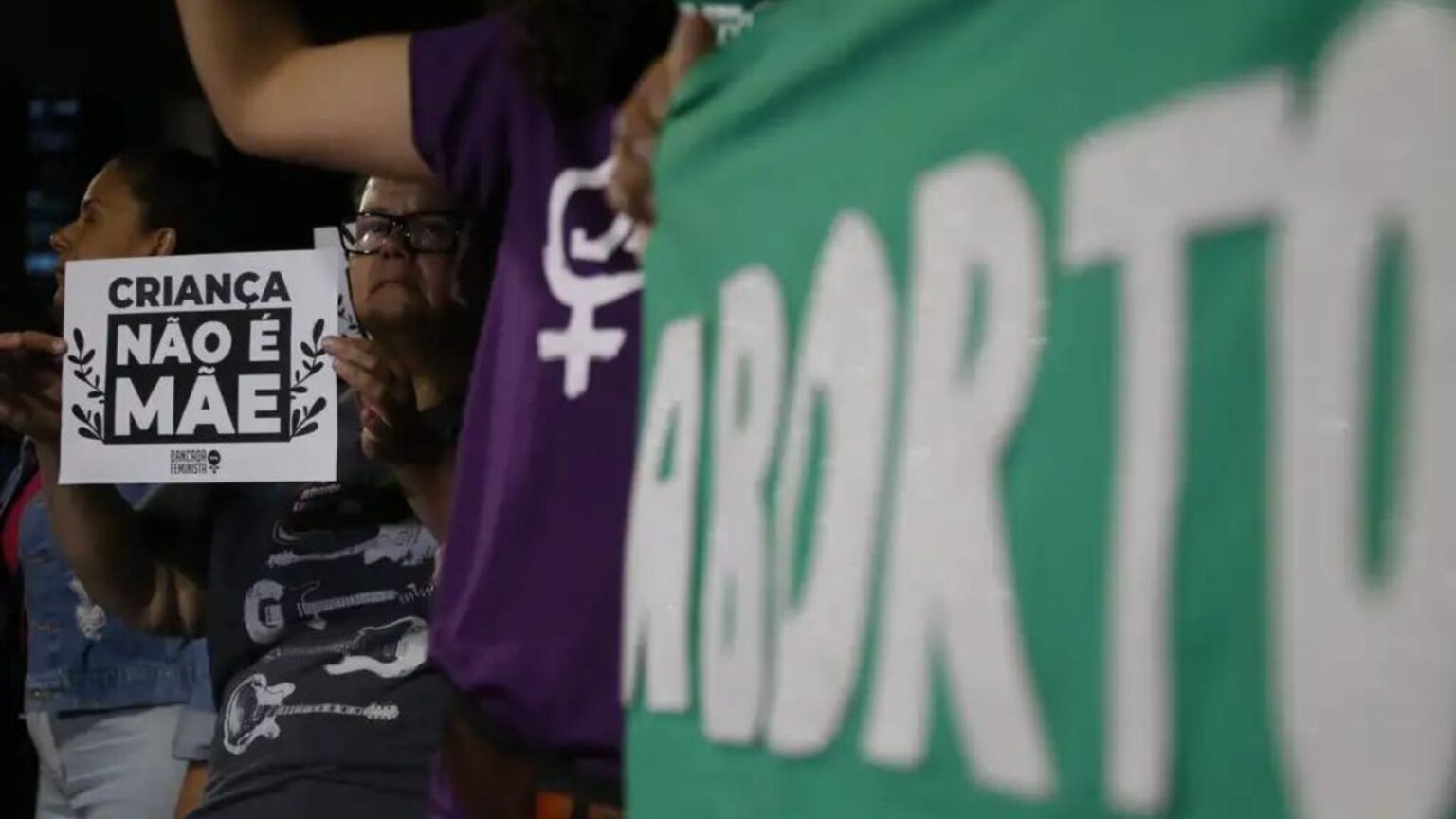 Manifestantes protestam contra o PL do aborto