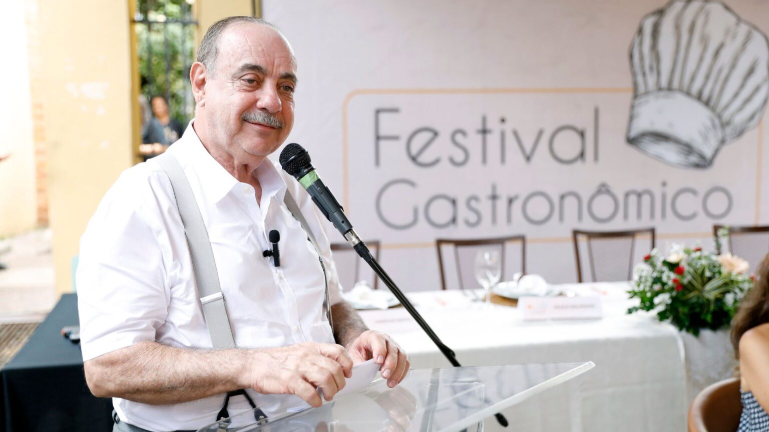 Fuad Noman é fotografado enquanto faz discurso em BH.