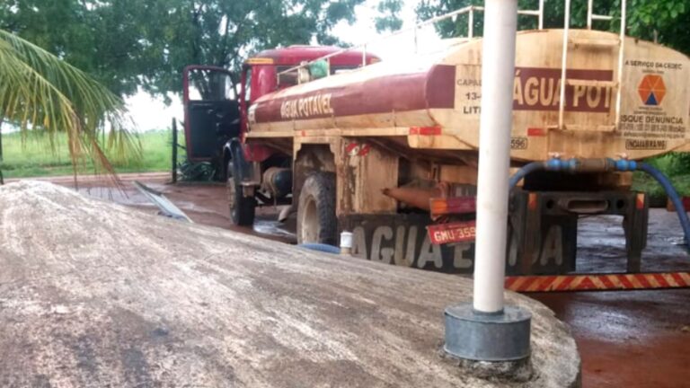 Caminhão-pipa dá apoio a localidade atingida pela seca