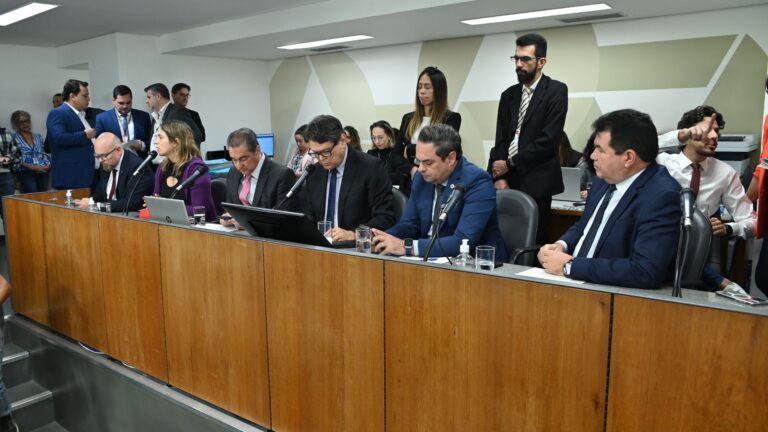Foto mostra reunião de comissão na Assembleia de MG