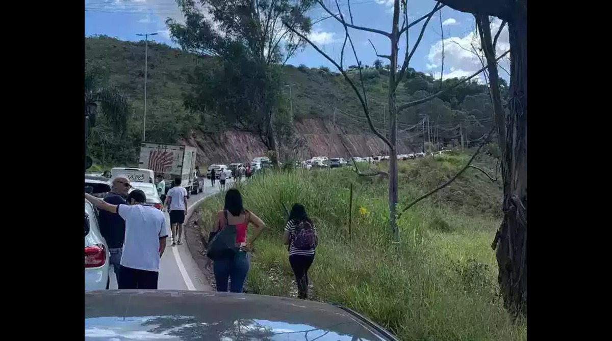 Rodovia MG-030 e seus constantes congestionamentos