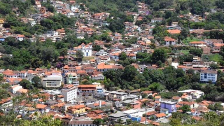 Vista de área da cidade de Sabará