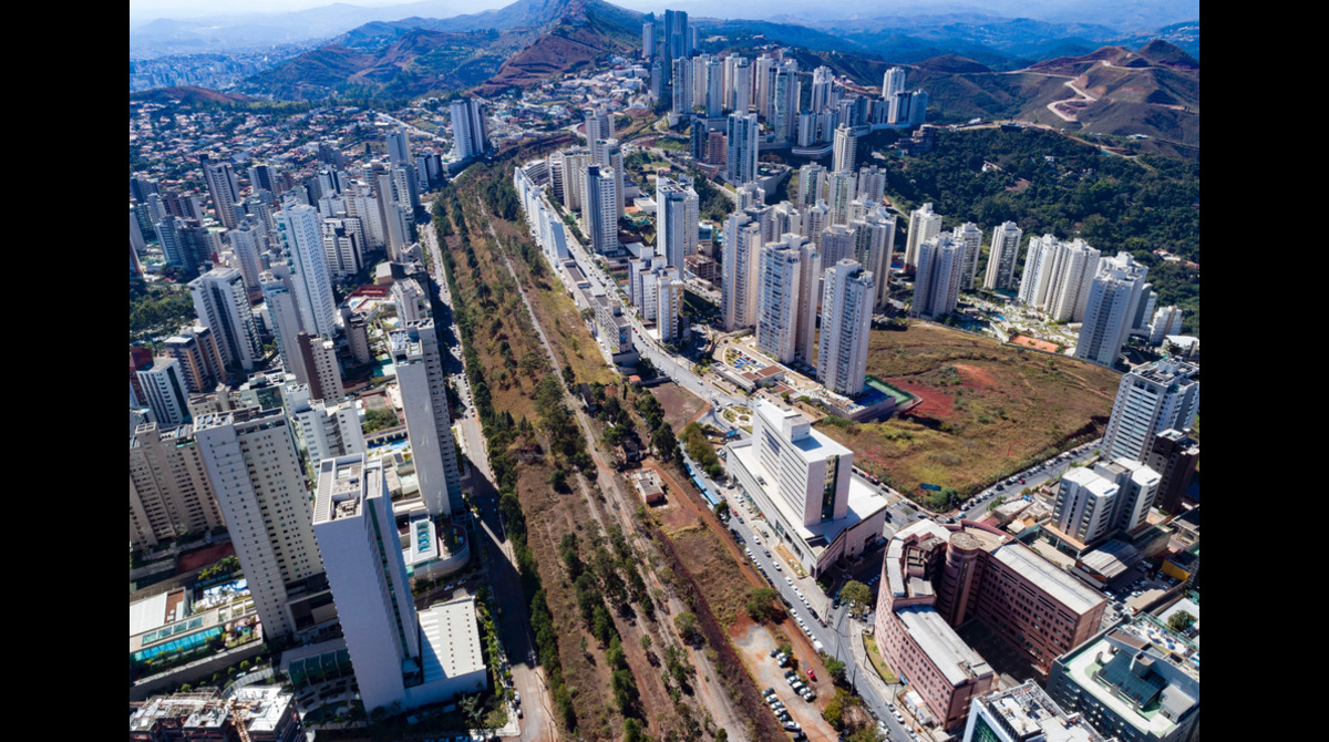 Vila da Serra, em NL, e Belvedere, em BH, separados por um "muro"