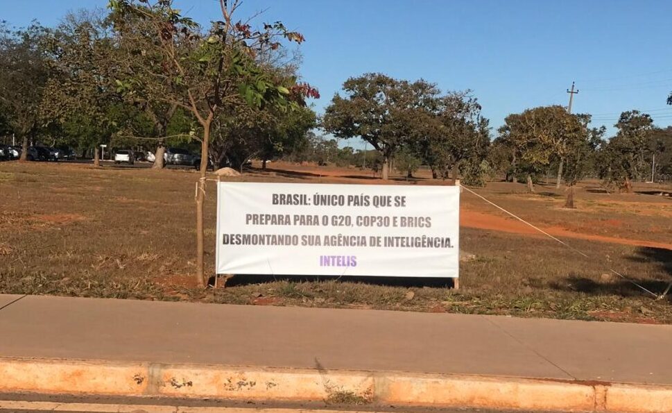 Faixas foram espalhadas nesta quarta-feira em frente à sede da agência, em Brasília. Foto: Intelis