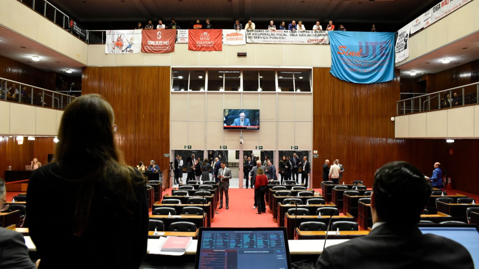 Foto mostra o plenário da ALMG durante reunião para debater o RRF.