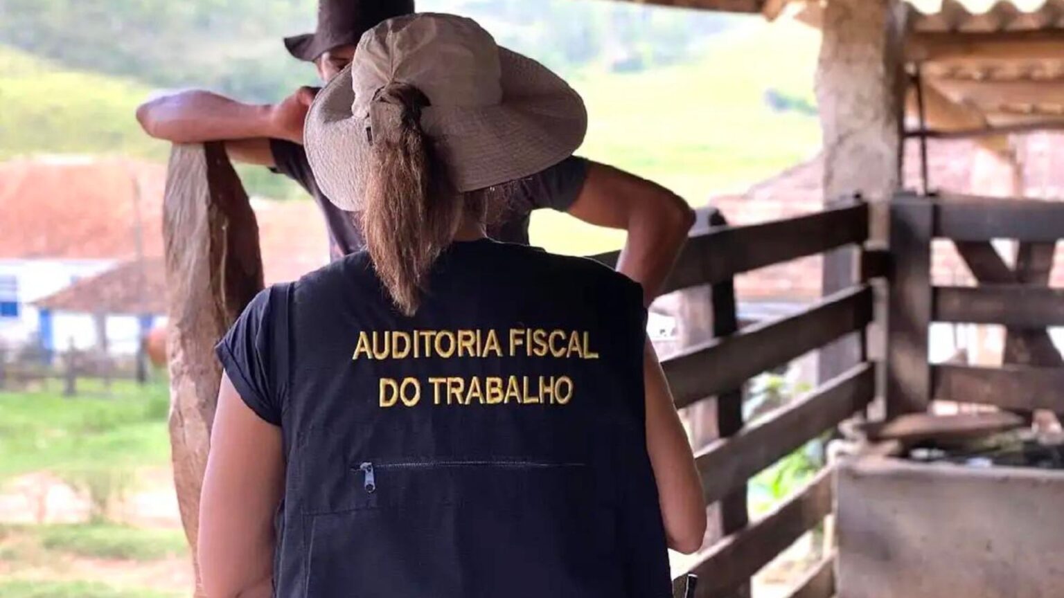 Foto mostra auditora fiscal do trabalho em atividade de campo