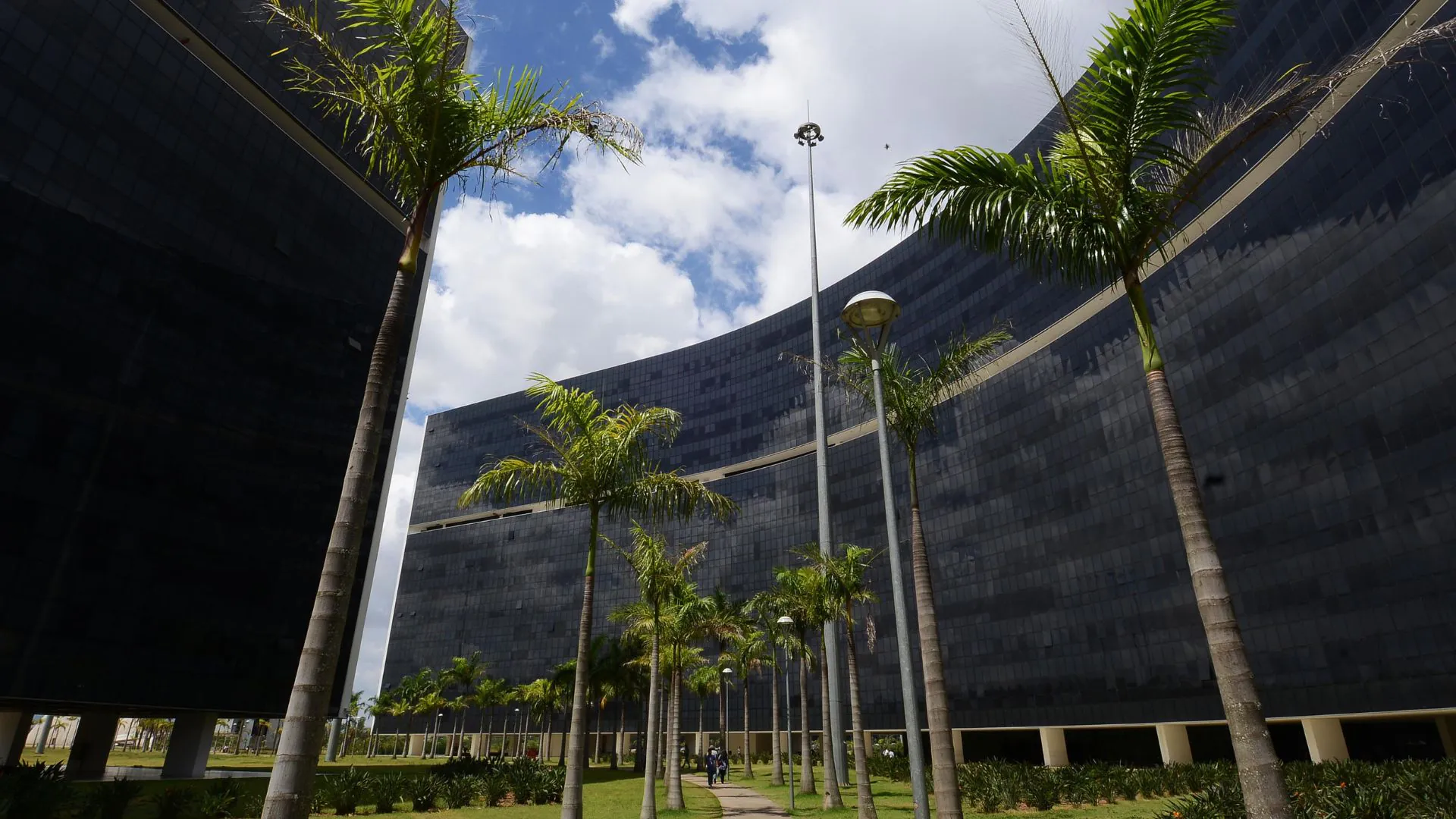 Governo de MG estuda rescindir acordo de leniência com construtora da Cidade Administrativa