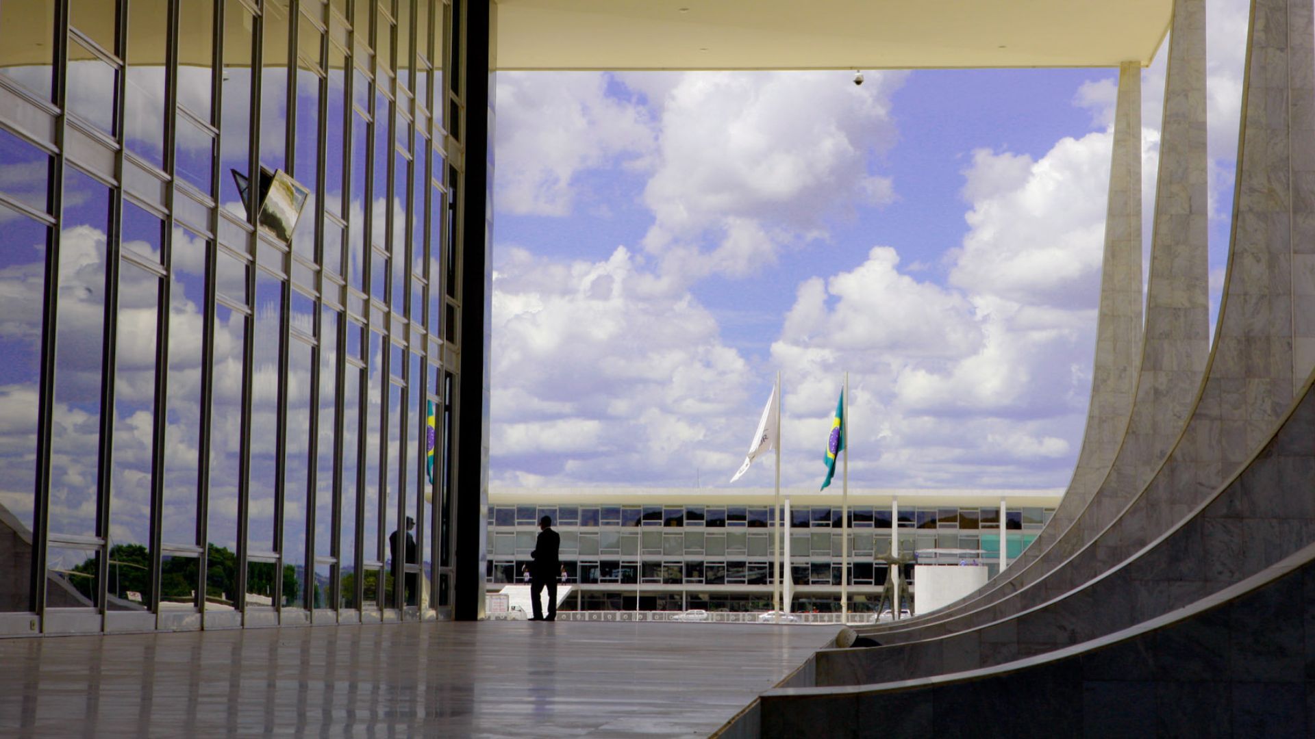 Governo de Minas busca sinal da AGU para ir ao STF e pedir extensão de liminar que suspende dívida