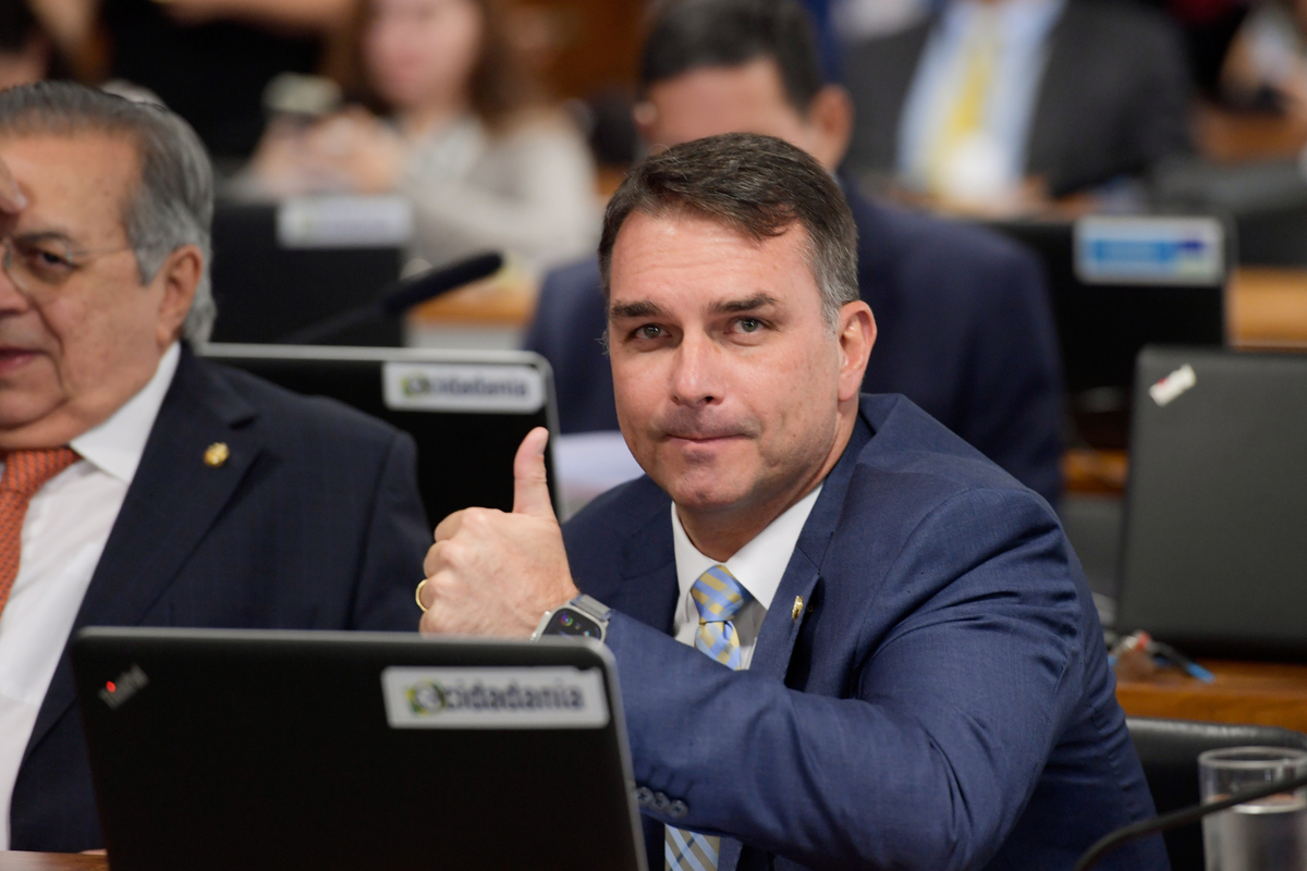 Flávio Bolsonaro faz 'joinha' na CCJ do Senado