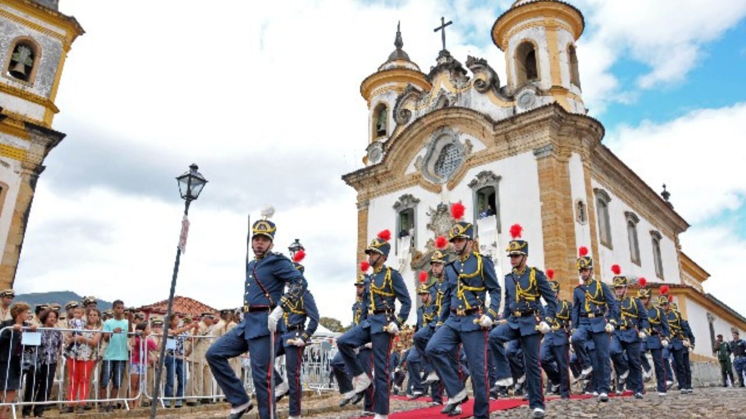 Foto mostra solenidade do Dia de Minas em Mariana.