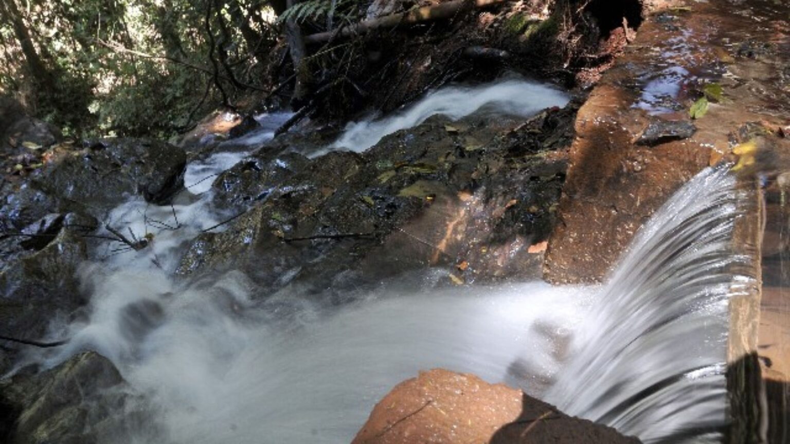 Foto mostra queda d'água em Minas