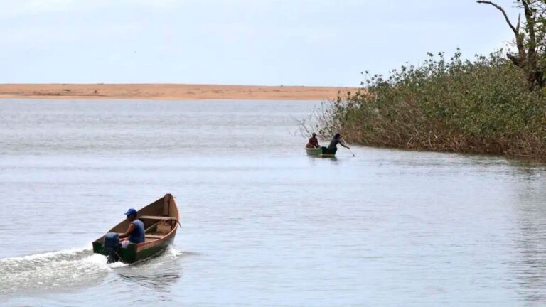 Foto mostra atividade pesqueira no Rio Doce