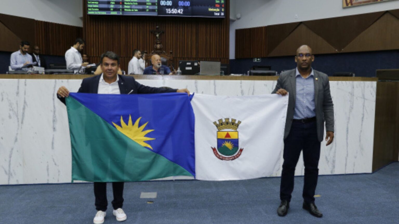 Foto mostra a bandeira proposta para BH ao lado do atual pavilhão