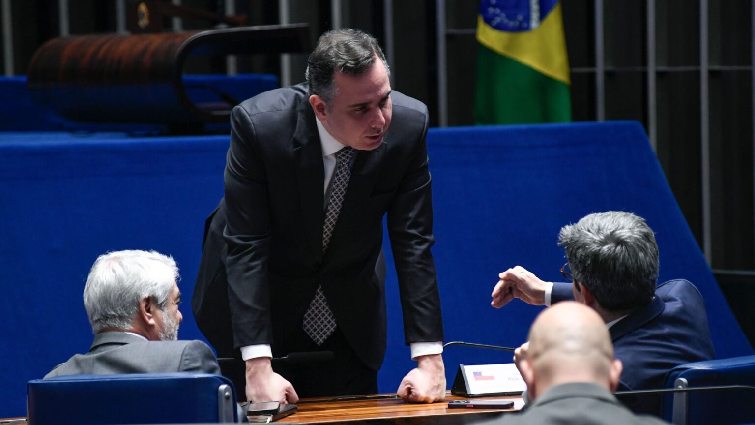 O senador Rodrigo Pacheco conversa com os colegas Randolfe Rodrigues e Humberto Costa