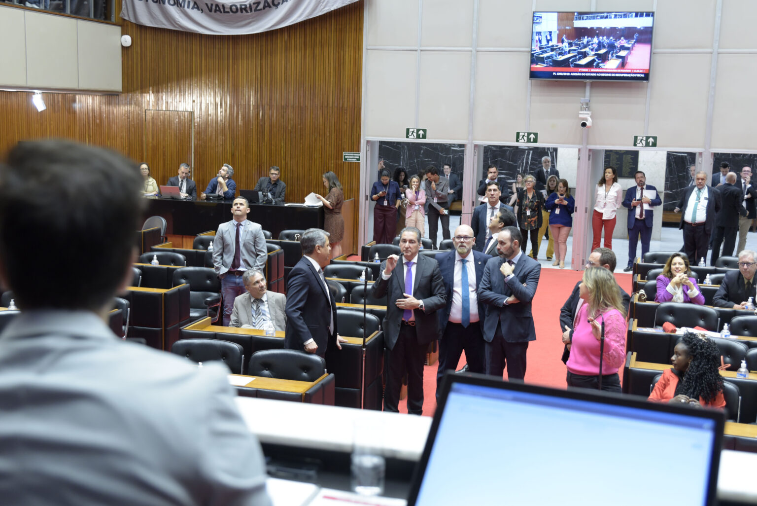 Deputados se reuniram em plenário nesta segunda para analisar o RRF