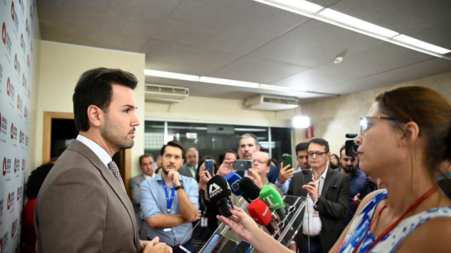 Tadeu Leite durante entrevista coletiva