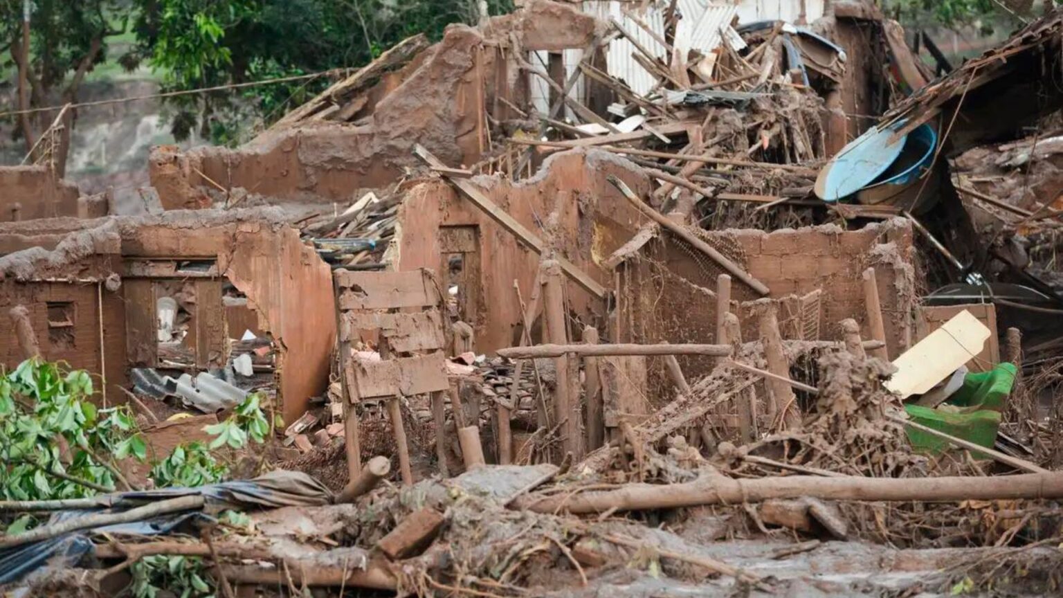 Foto mostra área atingida pelo rompimento da barragem de Fundão