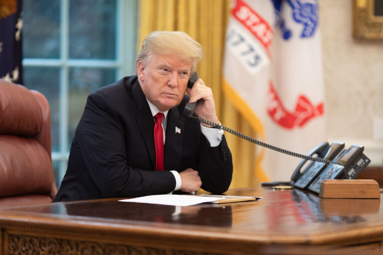 Donald Trump ao telefone no Salão Oval