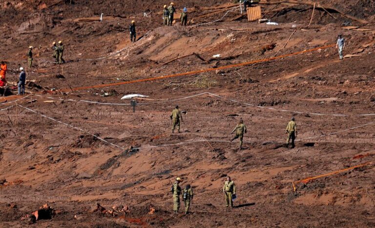 O rompimento da barragem em Brumadinho matou 270 pessoas e deixou dano ambiental ainda incalculável. Foto: Divulgação/Bombeiros