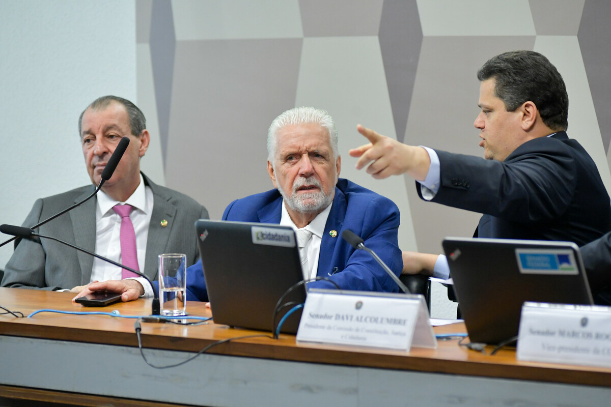 Omar Aziz, Jaques Wagner e Davi Alcolumbre na CCJ do Senado