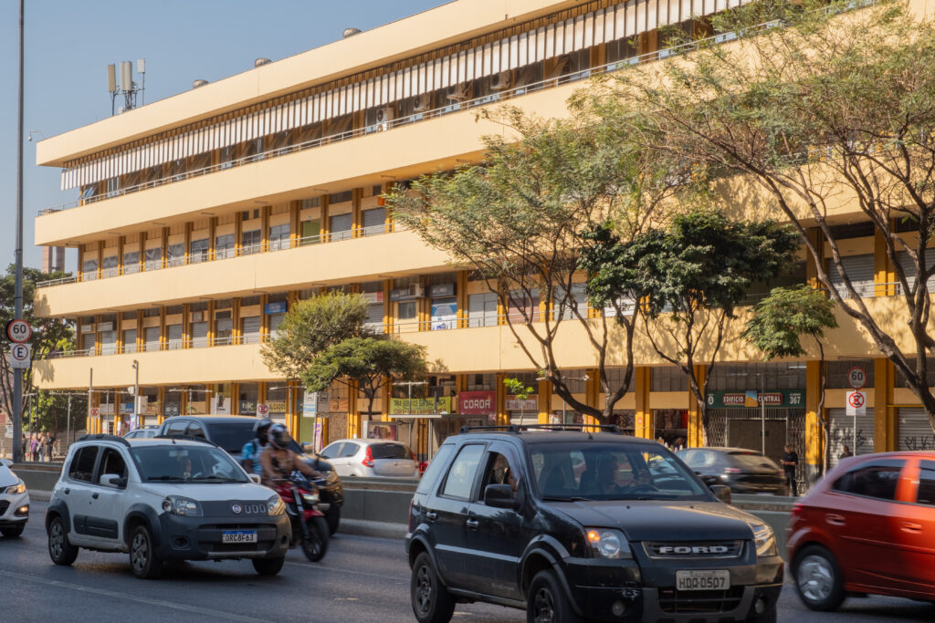 edificio central ao lado da praça da estação