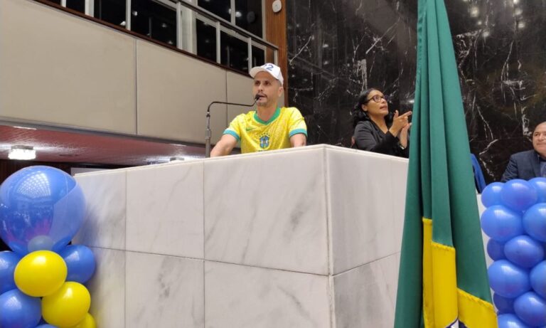 Cleitinho Azevedo durante a convenção do PL