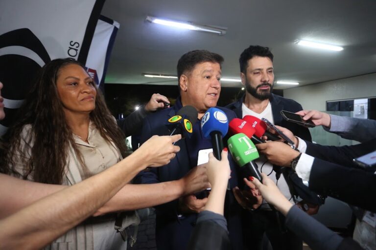 A chegada de Carlos Viana ao debate chamou a atenção da imprensa. O senador licenciado estava acompanhado de 'dois vices': do primeiro nome anunciado como seu companheiro de chapa, Fred Aisc, retirado nesta semana após pressão do Podemos, e de Kika da Serra, anunciada ontem por Viana como nova vice. A movimentação em levar os dois tem motivo: enquanto defende, agora, nome de Kika, a direção do Podemos quer emplacar Renata Rosa no espaço. As divergências continuam e Viana quis demonstrar que não deve ceder ao partido. Por outro lado, o diretório do Podemos já registrou ao TRE a chapa Viana-Renata. Vai dar pano pra manga.