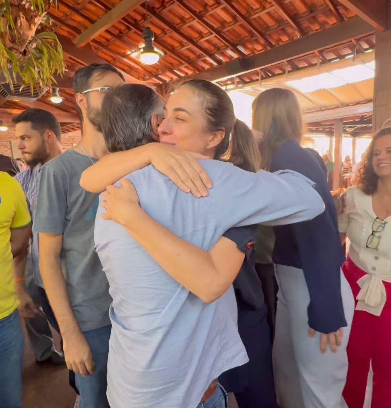 Mauro Tramonte abraça a vereadora Fernanda Altoé na chegada ao almoço. Foto: Reprodução