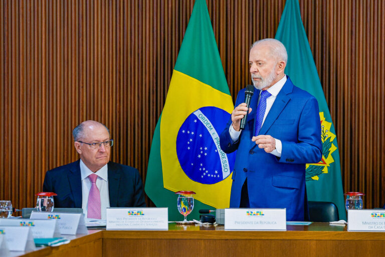 Alckmin e Lula em reunião ministerial no Planalto