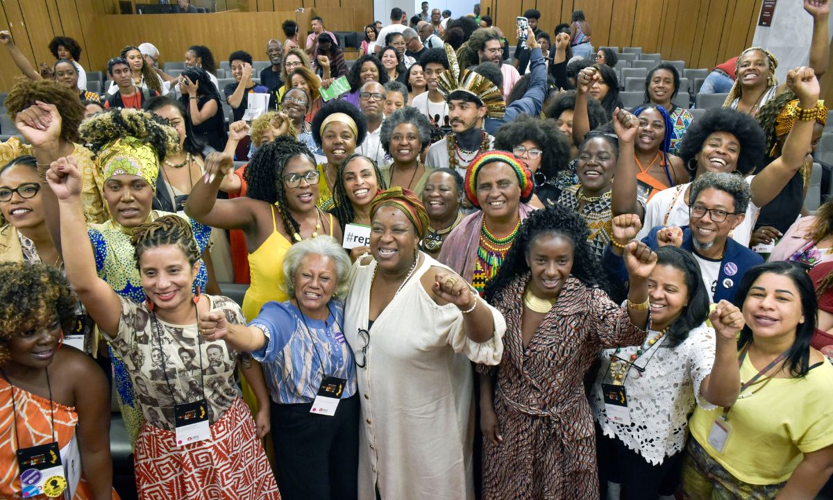 Deputadas e outras lideranças participam de reunião sobre o Estatuto da Igualdade Racial de Minas