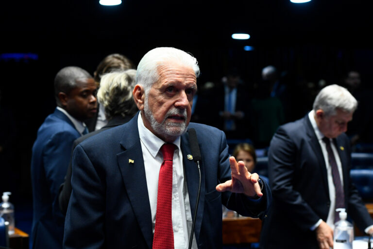 Jaques Wagner (PT-BA) no plenário do Senado.