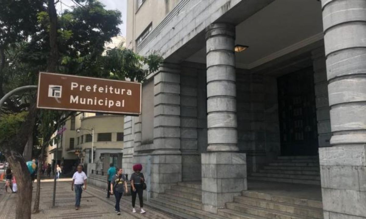 Foto mostra a fachada da Prefeitura de BH