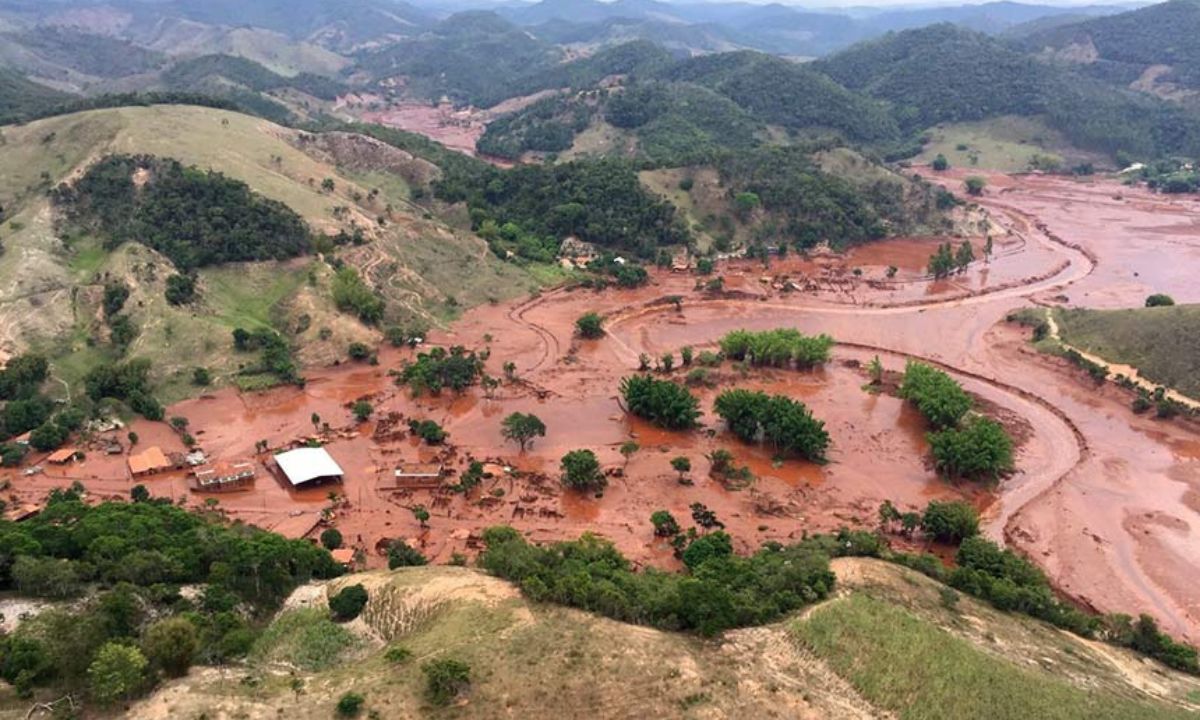 Vista de área atingida pela tragédia de Mariana