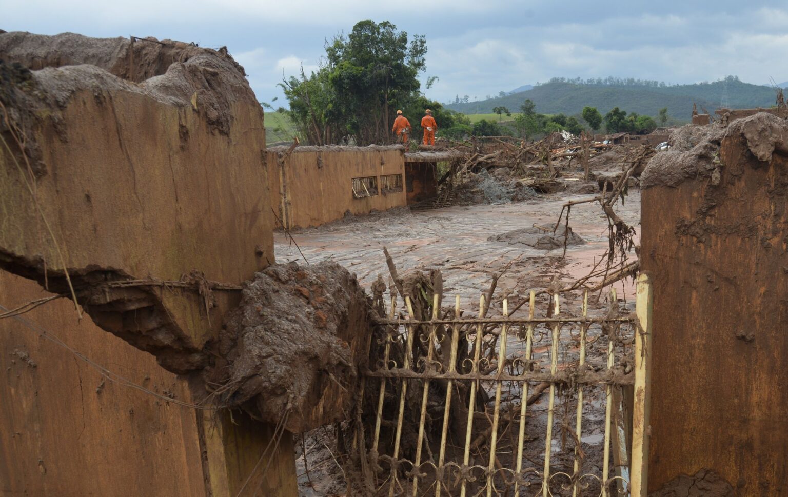 A barragem de Fundão, em Mariana, se rompeu em novembro de 2015 matando 19 pessoas e gerando um dano ambiental ainda incalculável. Foto: Antônio Cruz/Agência Brasil