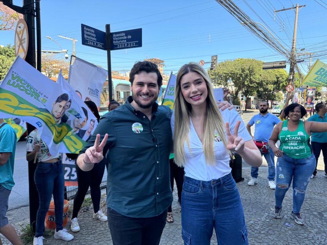 Deputada Amanda Teixeira em campanha com o ex-assessor do pai. Foto: Divulgação