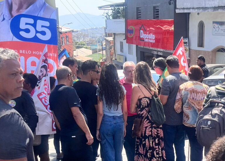 Campanha com Virgílio Guimarães e Pedro Rousseff ao lado de bandeiras de Fuad. Na foto, aparece, também, o secretário de Governo da PBH, Anselmo Domingos. Foto: Divulgação