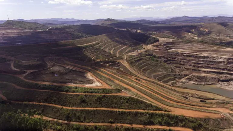 Vale afirma que, apesar da identificação das trincas, não foram observadas alterações na condição de estabilidade da barragem. Foto: Leo Boi/CBH Rio das Velhas