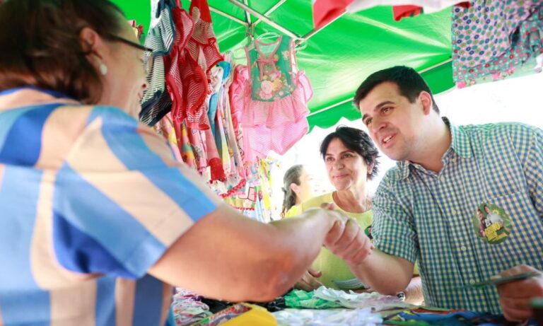 Bruno Engler e sua vice, Cláudia Romualdo, fazem campanha em BH