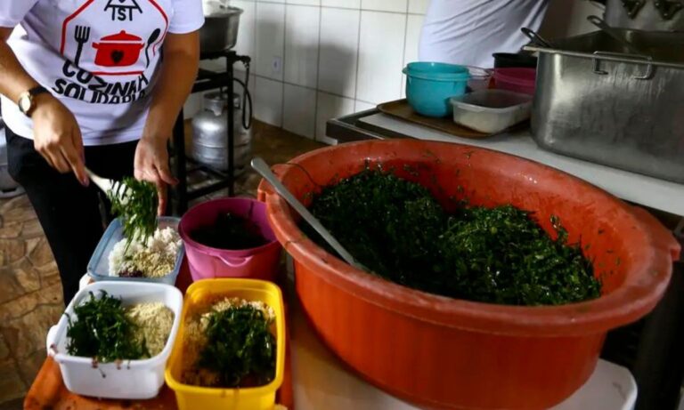 Foto mostra cozinha solidária