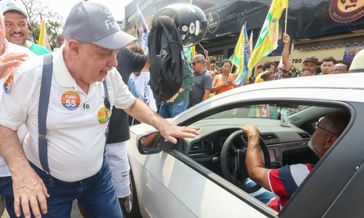 O prefeito de BH, Fuad Noman, cumprimenta eleitores em ato de campanha