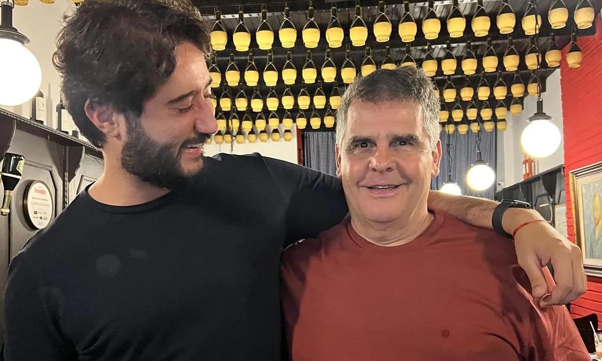 Gabriel Azevedo e Paulo Brant posam para foto.