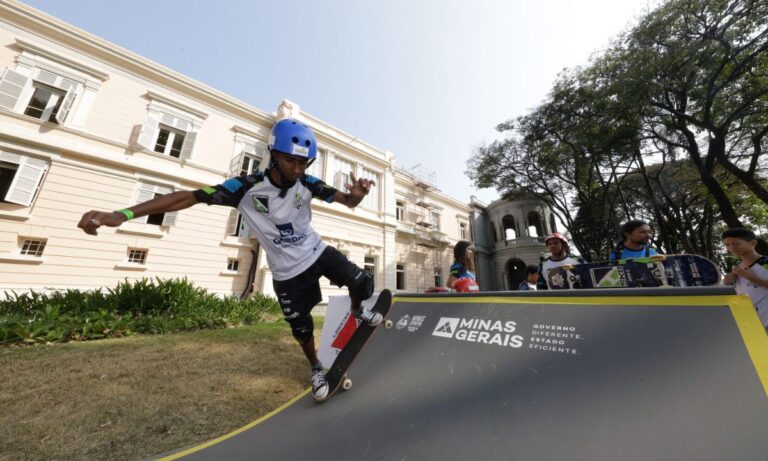 Foto mostra atleta de skate em pista no Palácio da Liberdade