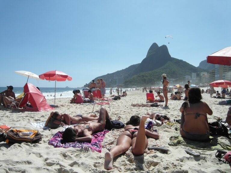 Praia de Copacabana em dia de sol