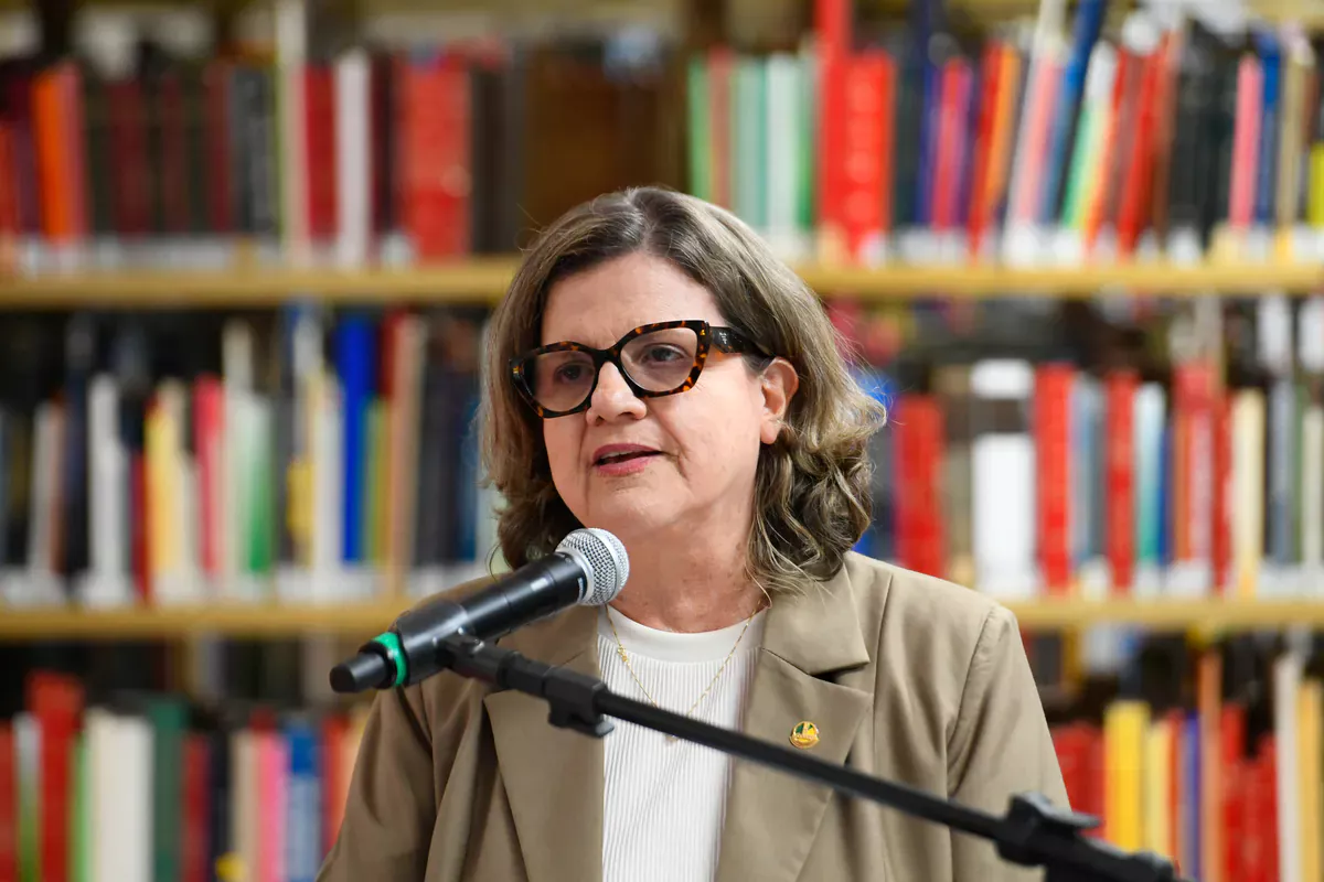 Senadora Teresa Leitão na bilbioteca do Senado