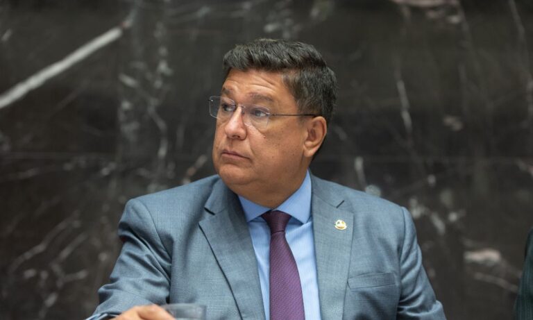 O senador Carlos Viana.