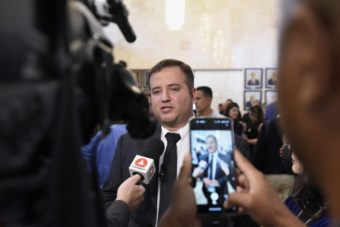 Atuação de ‘ex-deputado em atividade’ gera insatisfações na ALMG